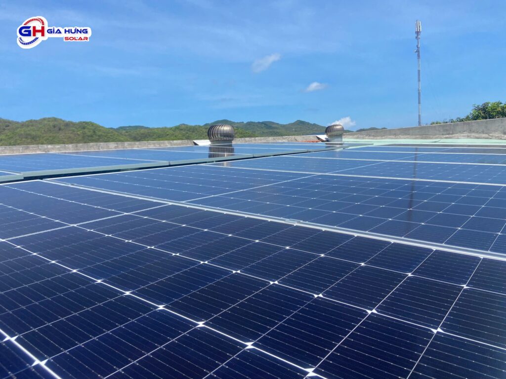 Hệ thống điện mặt trời áp mái nhà giúp tiết kiệm chi phí điện hàng tháng.