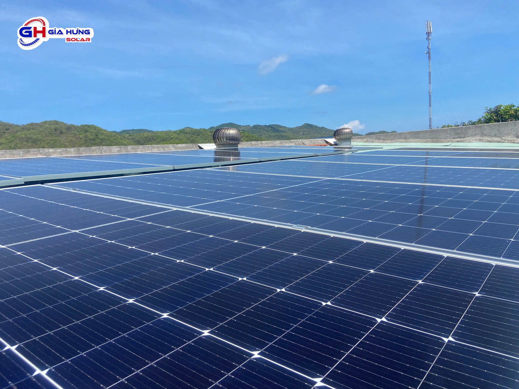 Hệ thống điện mặt trời áp mái nhà giúp tiết kiệm chi phí điện hàng tháng.